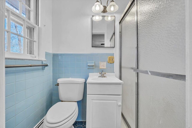 empty room featuring crown molding, a baseboard radiator, light hardwood / wood-style floors, and ceiling fan