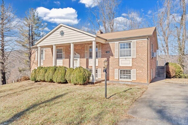 view of front of property featuring a front lawn