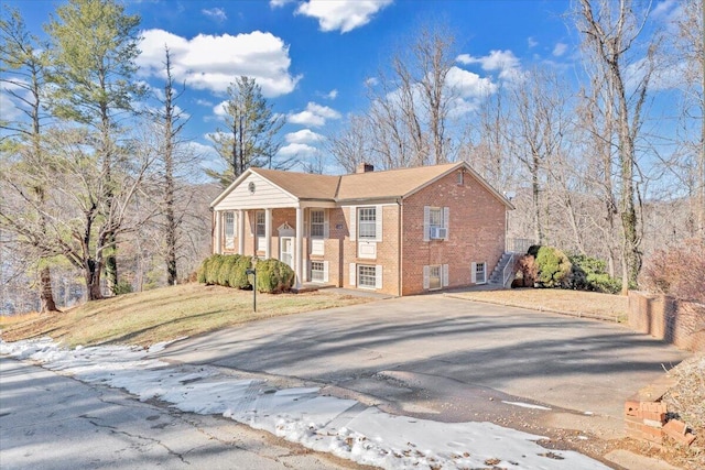 view of front of property with a front yard