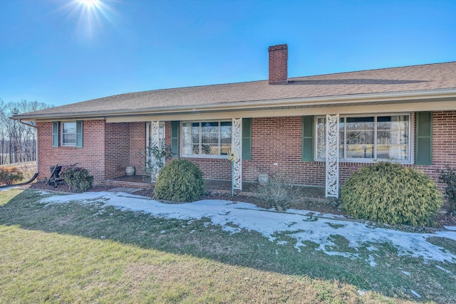 single story home featuring a front yard