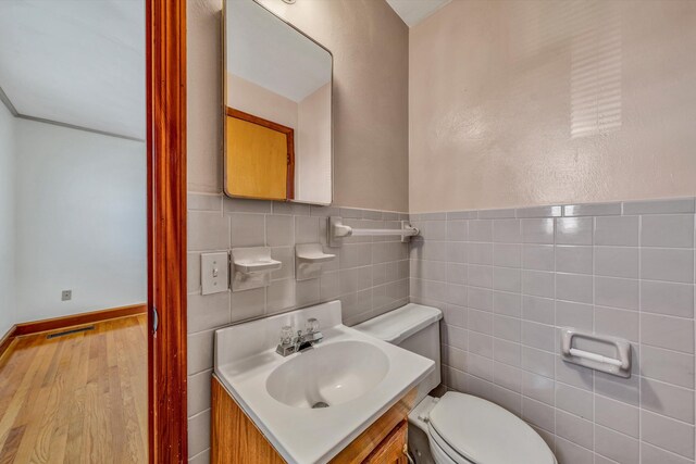 unfurnished room featuring light hardwood / wood-style floors