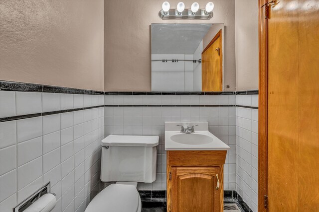 unfurnished room featuring ceiling fan, crown molding, and hardwood / wood-style flooring