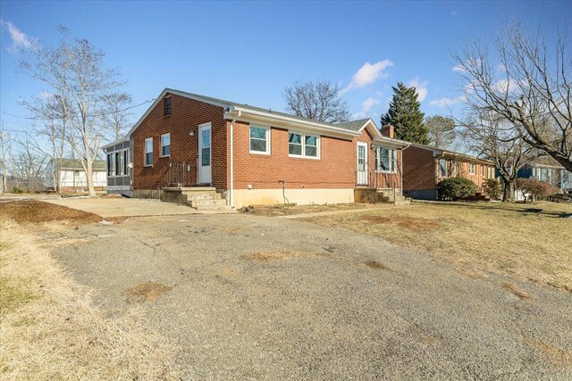 view of front of home with a front lawn