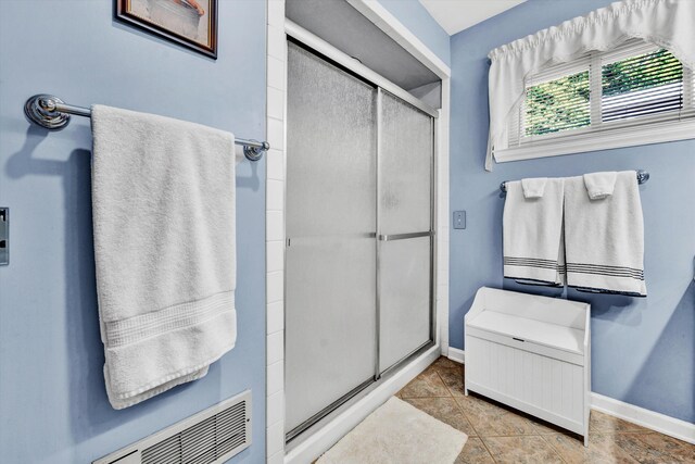 sunroom with lofted ceiling, heating unit, and ceiling fan