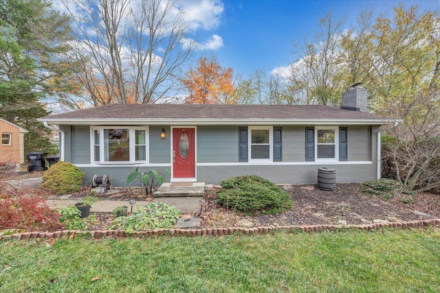 single story home featuring a front lawn