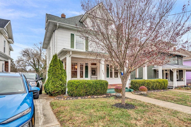 view of front of property featuring a front yard and a porch