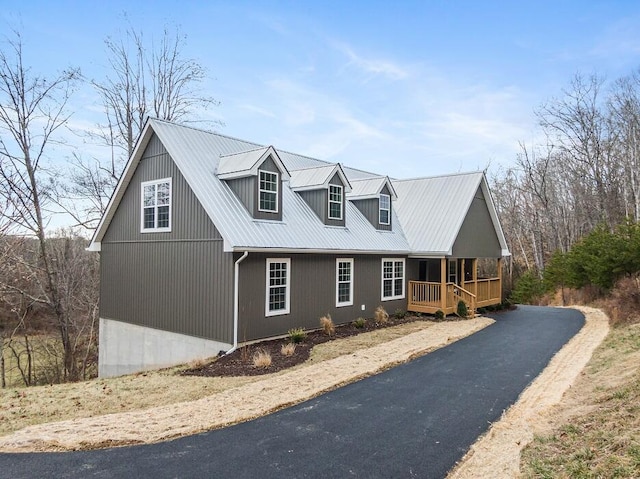 view of front of property featuring covered porch