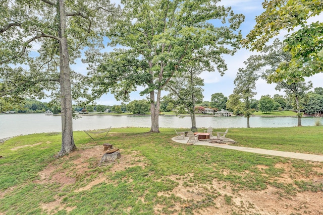 view of yard featuring a water view