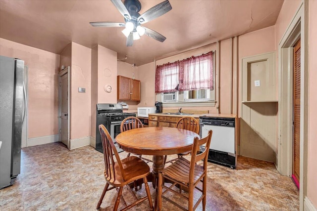 dining area featuring sink and ceiling fan