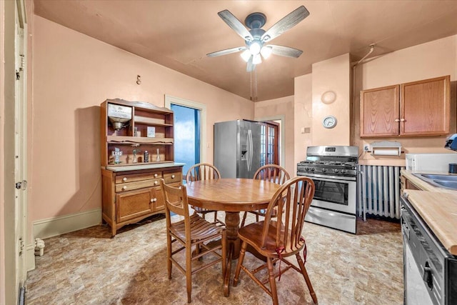 dining area featuring sink and ceiling fan