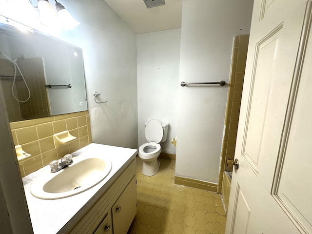 full bathroom featuring backsplash, toilet, vanity, and shower / tub combination