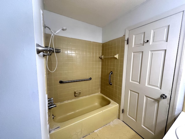 bathroom with tiled shower / bath combo