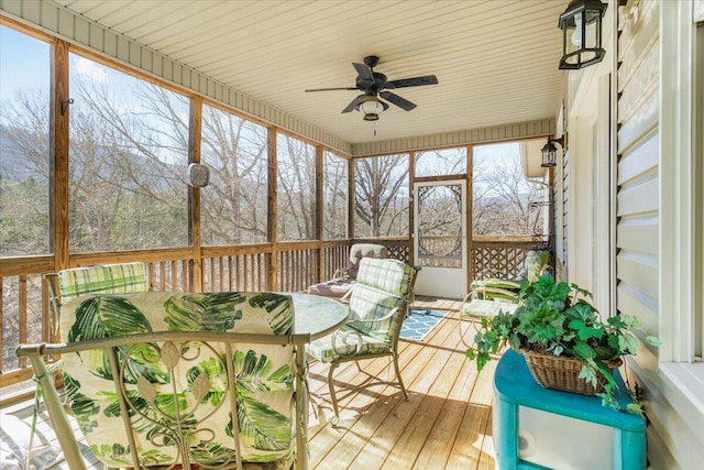 sunroom with ceiling fan