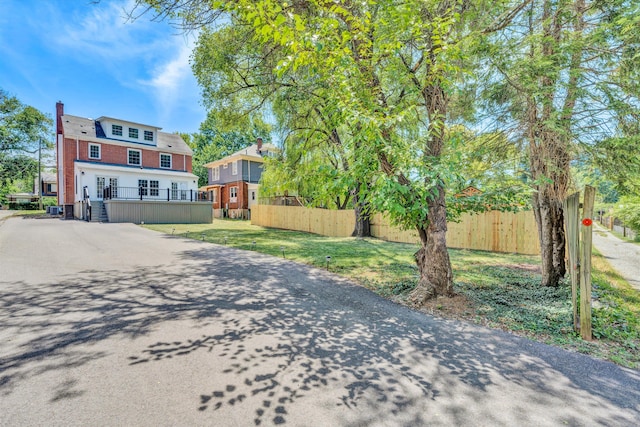 view of front facade featuring a front lawn