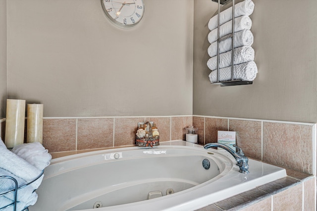 bathroom featuring tiled tub