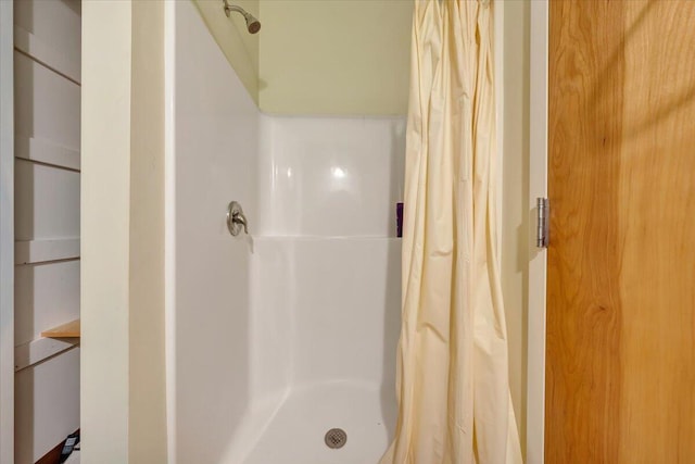 bathroom featuring curtained shower