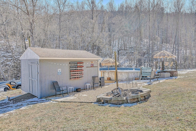 view of yard featuring a storage shed