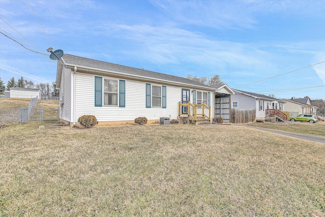 view of front of property featuring a front yard