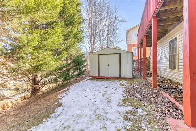 view of yard featuring a storage shed