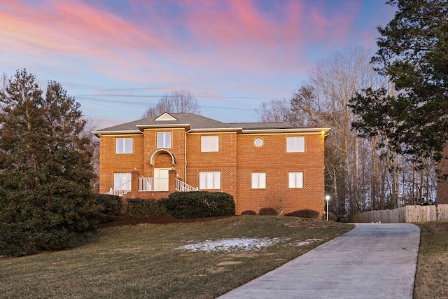 view of front of property featuring a yard