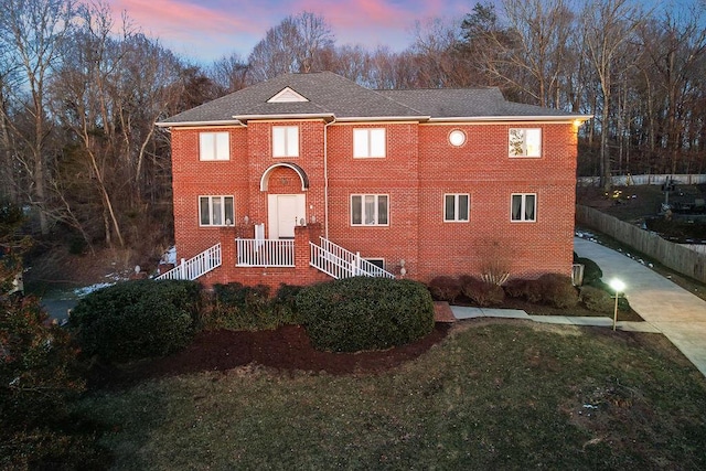 view of front of house featuring a yard