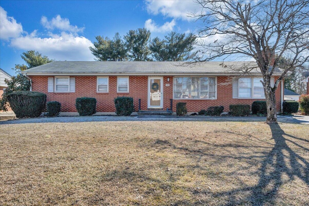 ranch-style home with a front lawn