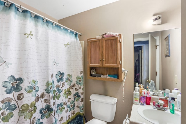 bathroom with vanity, a shower with shower curtain, and toilet