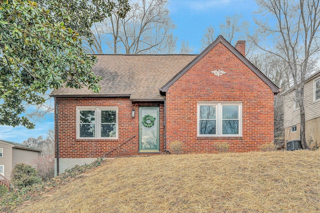 view of front of property with a front yard