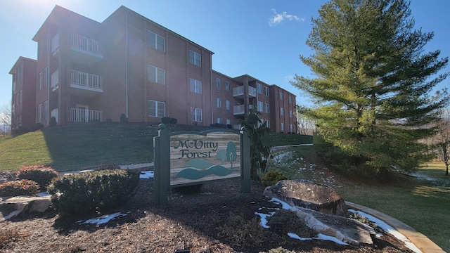 community sign featuring a yard