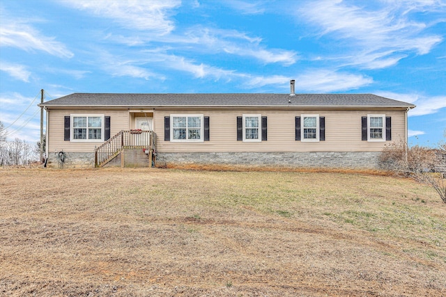 manufactured / mobile home with a front lawn