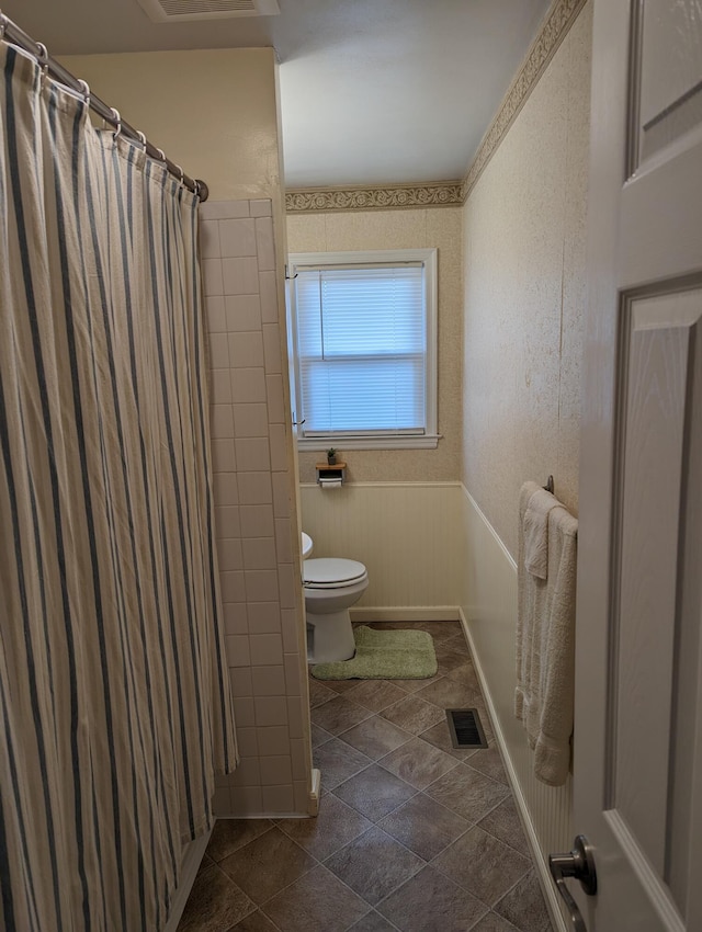 bathroom featuring curtained shower and toilet