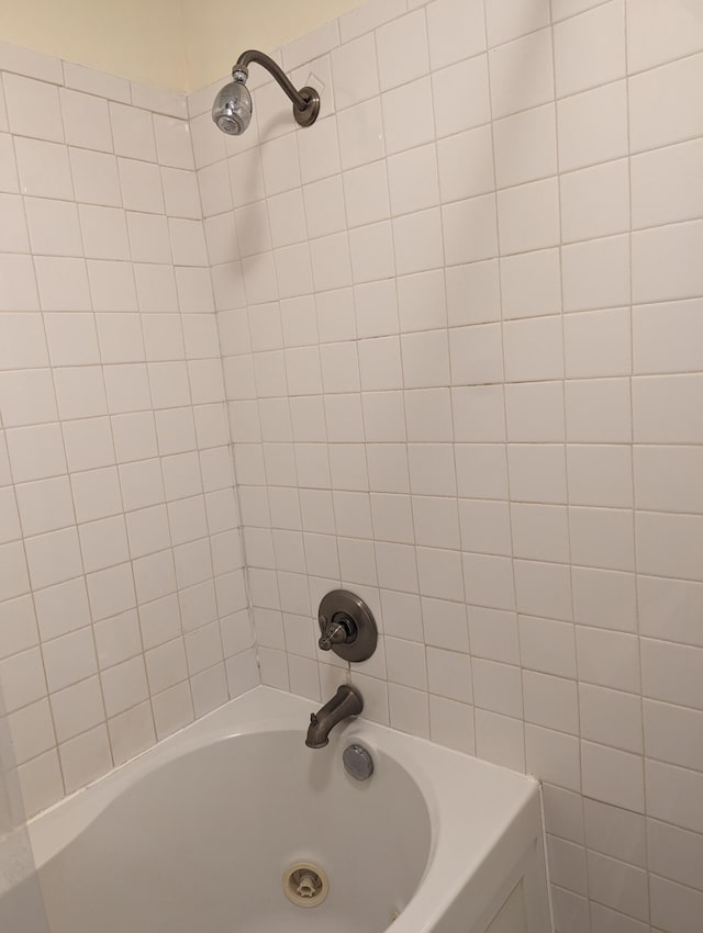 bathroom featuring tiled shower / bath