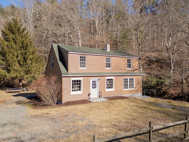 front of property with a front lawn