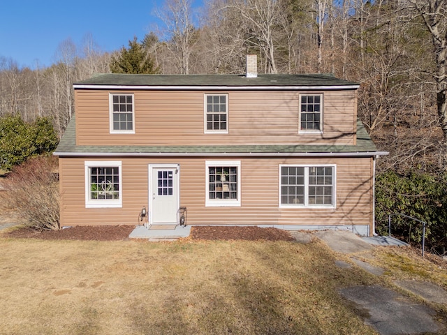 view of front of property featuring a front yard