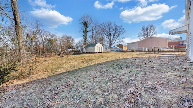 view of yard featuring a shed