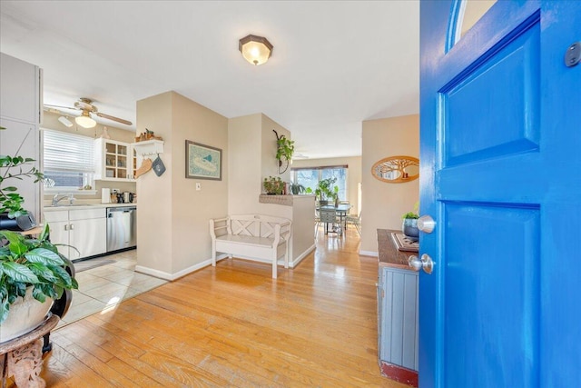 entryway featuring sink, light hardwood / wood-style floors, and ceiling fan