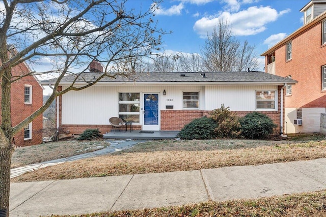 ranch-style house featuring a front yard