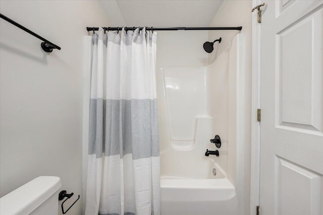 bathroom featuring shower / tub combo with curtain and toilet