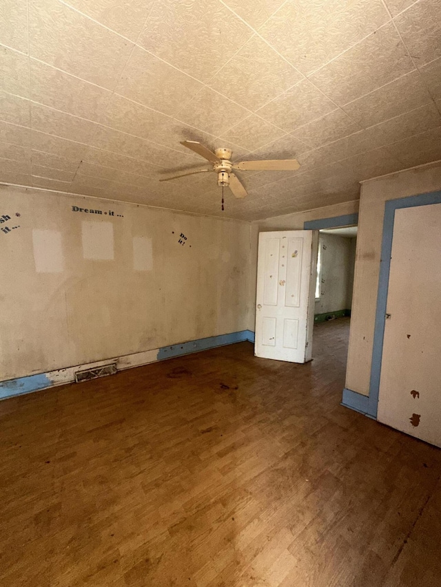 spare room featuring dark hardwood / wood-style floors and ceiling fan