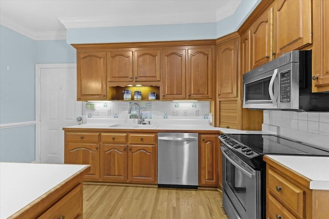 kitchen with sink, backsplash, stainless steel appliances, ornamental molding, and light wood-type flooring