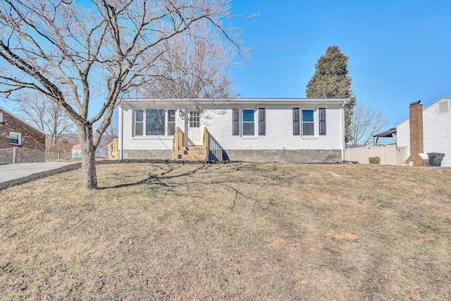 manufactured / mobile home featuring a front lawn