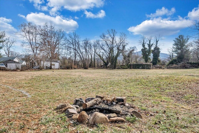 view of yard featuring a mountain view