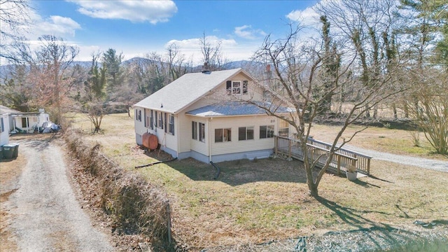 view of front facade with a mountain view and a front yard