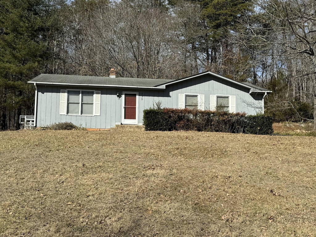 view of front of home with a front lawn