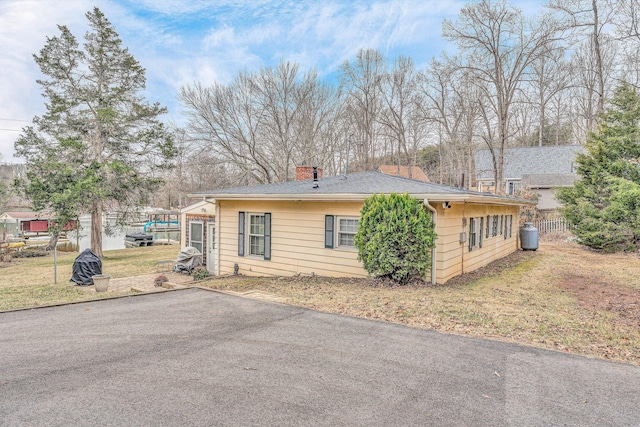 view of front of house featuring a front yard