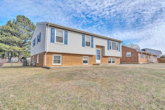 bi-level home featuring a front lawn