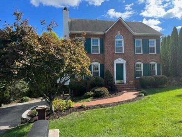 view of front of home with a front lawn