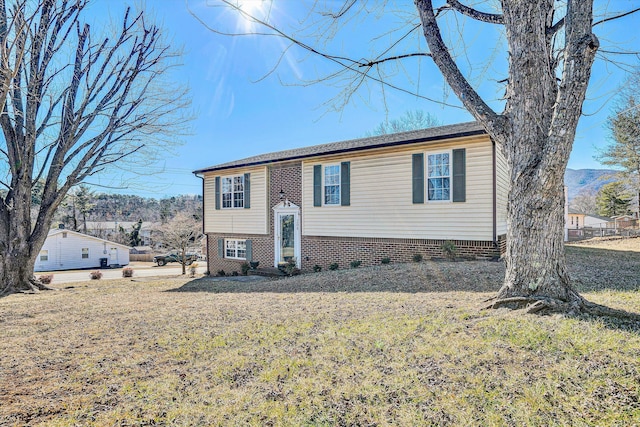 bi-level home with a front yard