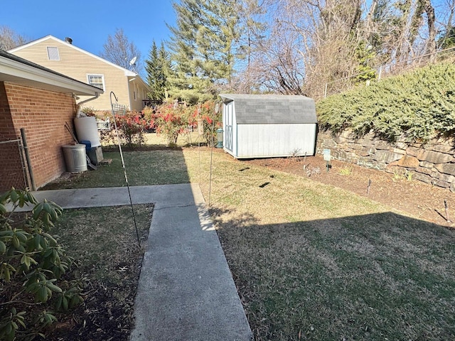 view of yard featuring a storage shed