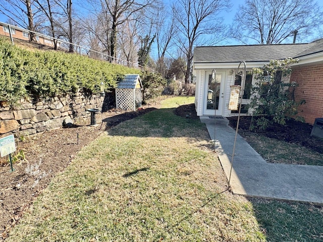 view of yard featuring an outbuilding